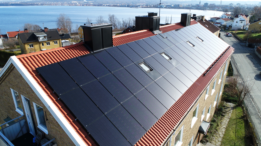 Flerfamiljshus i Jönköping med solpaneler från Solsystem
