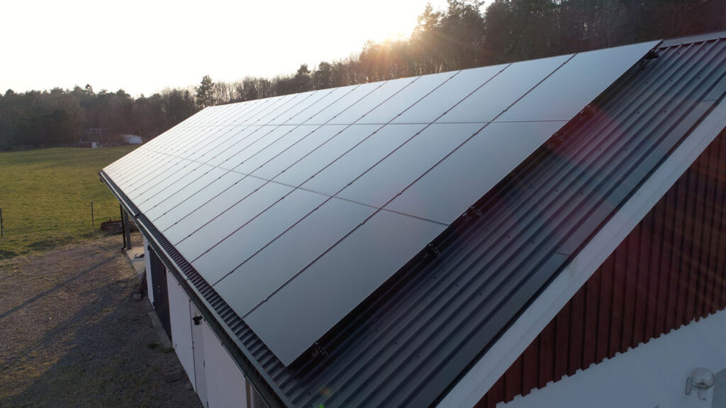 Garagebyggnad i Simlångsdalen med solpaneler från Solsystem